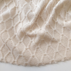Strickstoff Gitternetzmuster Meterware, wollwei�