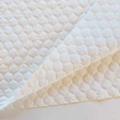 Steppstoff Meterware Tropfen wattiert wasserabweisend, cremwei�